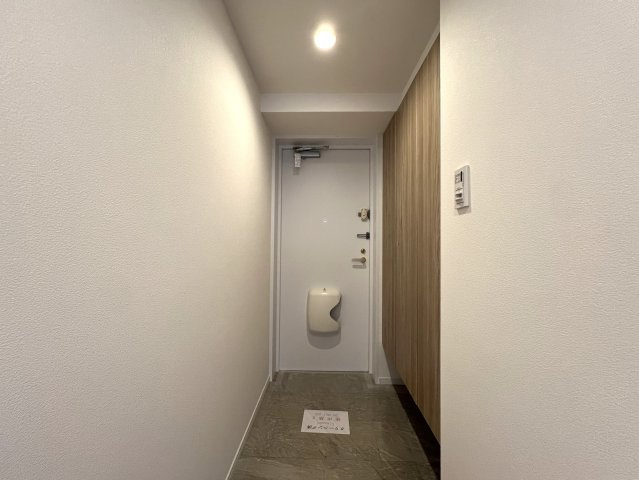 たまには休日に昼飲みとかしちゃう？野毛がもはや庭！飲んだ次の日はみなとみらいをランニングしてリセット♪な【リノベ／シーガルパレス桜木町】の玄関|落ち着いた玄関です