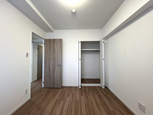 たまには休日に昼飲みとかしちゃう？野毛がもはや庭！飲んだ次の日はみなとみらいをランニングしてリセット。それって、何気に理想的な生活でしょ？な、【シーガルパレス桜木町】リノベーションの洋室|スタンダードな洋室です