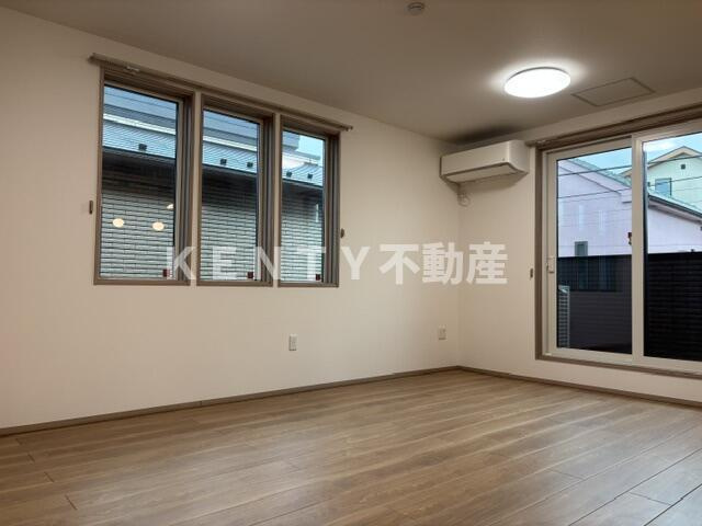 【寝室】 | 北馬込１丁目戸建 | 開放的な寝室です