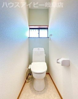 【トイレ】 | 岐阜市柳津町南塚リフォーム済みの中古住宅登場です♪南東角地！お車3台可能！日当り良好！ | 岐阜市柳津町南塚リフォーム済みの中古住宅登場です♪南東角地！お車3台可能！日当り良好！