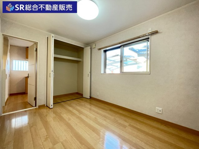 日下町2丁目中古戸建の洋室|1F6帖洋室。ガレージに面したお部屋で買い物の後に便利です。