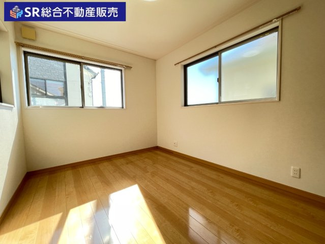 日下町2丁目中古戸建の洋室|2F南側6帖洋室。3面採光のとても明るいお部屋です！日中は電気なしで過ごせます。