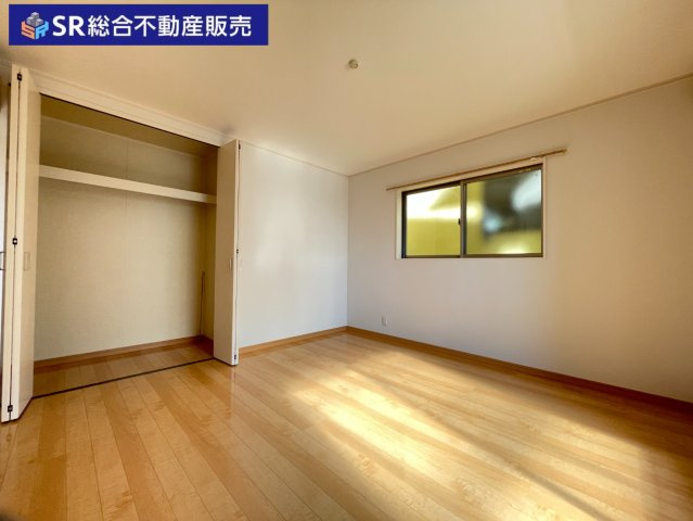 日下町2丁目中古戸建の寝室|2F8帖洋室。落ち着いた雰囲気のある柔らかい日差しが入り込むお部屋です。寝室にいかがでしょうか。