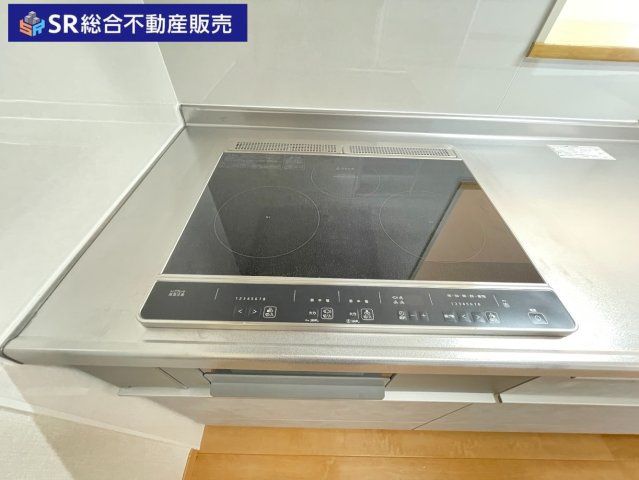 日下町2丁目中古戸建のキッチン|IH3口コンロ、グリル付きでガスより安全でお掃除も楽です♪