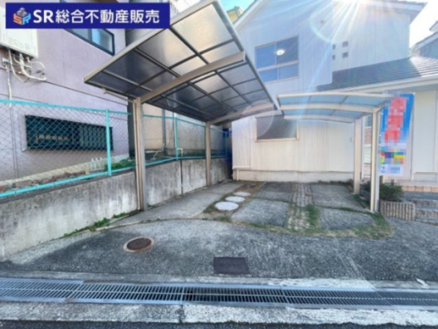 日下町2丁目中古戸建の駐車場|お車をお持ちの方には必要な駐車場はカーポート付きでスペース2台分有♪ご夫婦で1台ずつ所有、来客時に便利です。