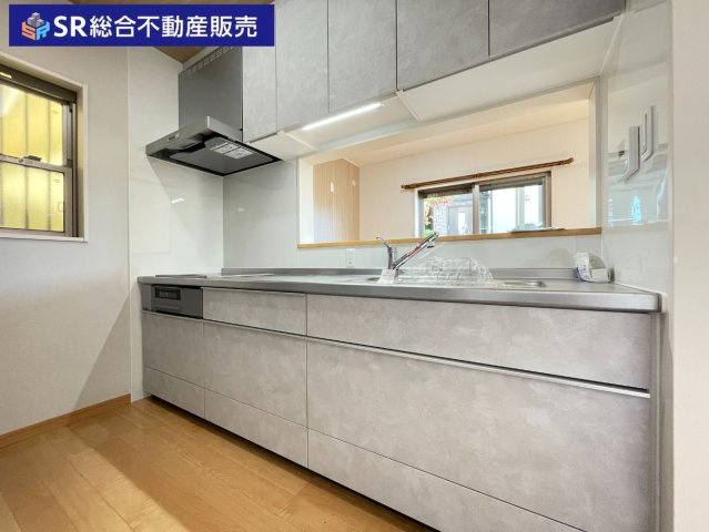日下町2丁目中古戸建のキッチン|人気の高いカウンターキッチン♪配膳・片付けも楽です。カップボードもあります！