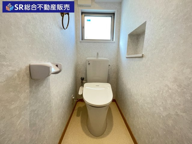 日下町2丁目中古戸建のトイレ|1Fトイレ。トイレが2か所にあり朝の身支度がスムーズに行えます！
