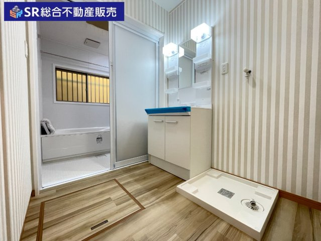 日下町2丁目中古戸建の脱衣所|室内洗濯機があり、脱いだ衣服をそのまま洗濯機のに入れることができます！清潔感のある脱衣場です♪