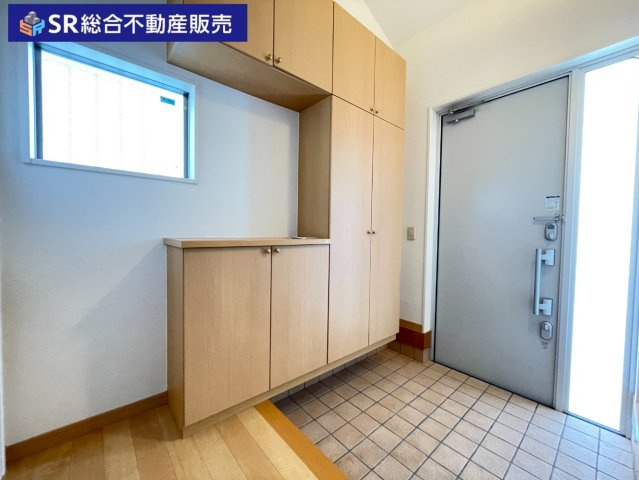 日下町2丁目中古戸建の玄関|シューズボックス、階段下収納もある使いやすい広々とした玄関です。
