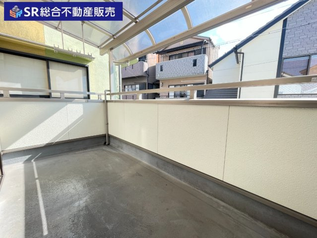 日下町2丁目中古戸建のバルコニー|南向きで陽当たり良好♪少々の雨が降っても大丈夫です。