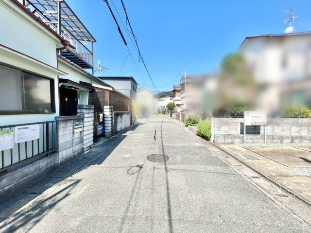 売土地　伊丹市堀池3丁目の前面道路含む現地写真|東側約4.9ｍの公道に面し、車の出し入れや駐車もスムーズです♪