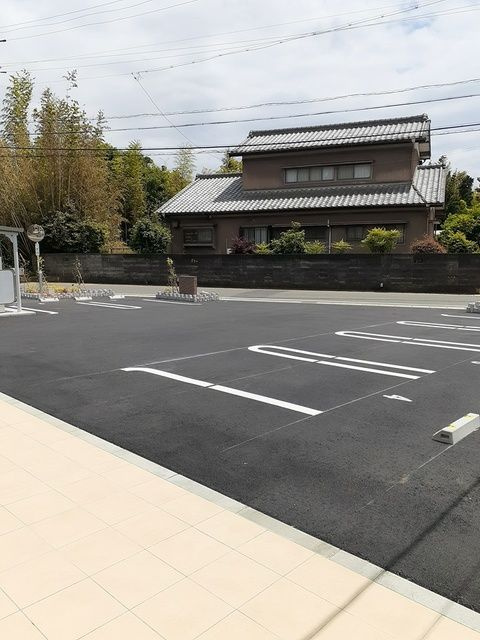 ガーデン　すみれの駐車場