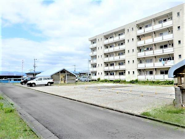 ビレッジハウス高木2号棟の駐車場