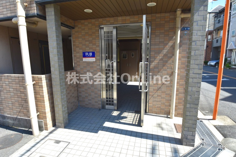 東大阪市源氏ケ丘の賃貸マンションのエントランス