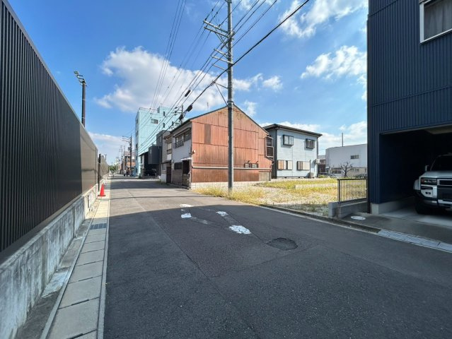 ファーストタウン　一宮市羽衣町第1　全2区画分譲の前面道路含む現地写真|「現地（2026年10月10日）撮影」　
■前面道路　
■ヤマダ不動産　株式会社リライフ