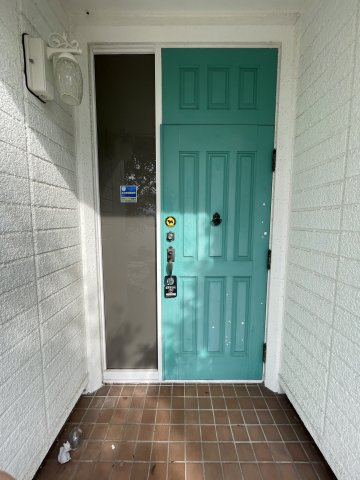 祠峰1丁目住居付き店舗の玄関