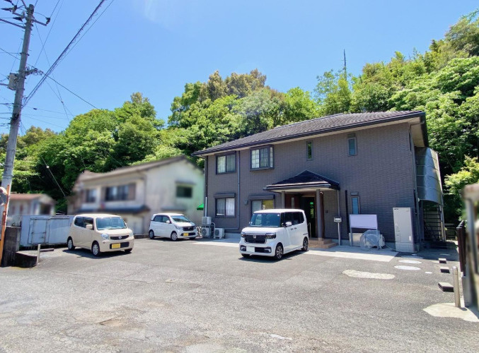 「二世帯におすすめ」高知市万々　中古一戸建ての外観|建物前には広々とした駐車スペース。複数のお車があるご家庭にも、ぜひご覧いただきたい住まいです。