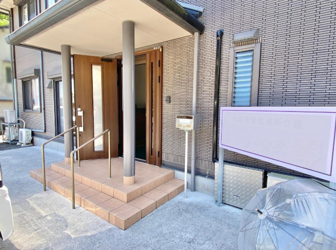 「二世帯におすすめ」高知市万々　中古一戸建ての玄関|屋根付きの玄関ポーチ。階段には手すりを備え、毎日の出入りをサポートします。