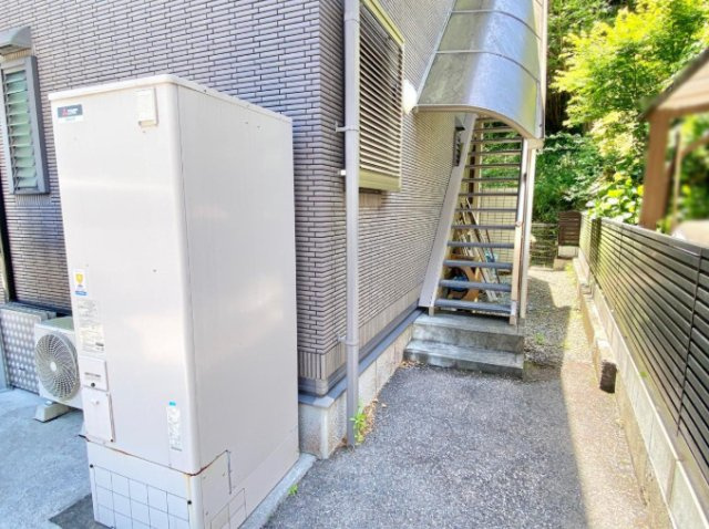 「二世帯におすすめ」高知市万々　中古一戸建てのその他共用部分|建物側面には屋外階段を設置。通路や設備の配置なども、現地でご確認いただけます。