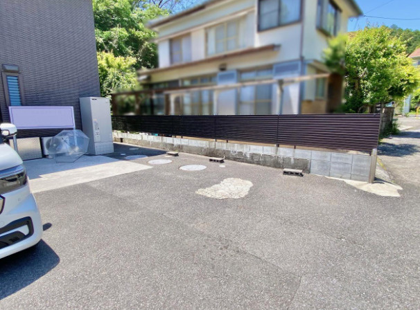 「二世帯におすすめ」高知市万々　中古一戸建ての駐車場|舗装された敷地内スペース。駐車だけでなく、自転車などの置き場所も検討できます。