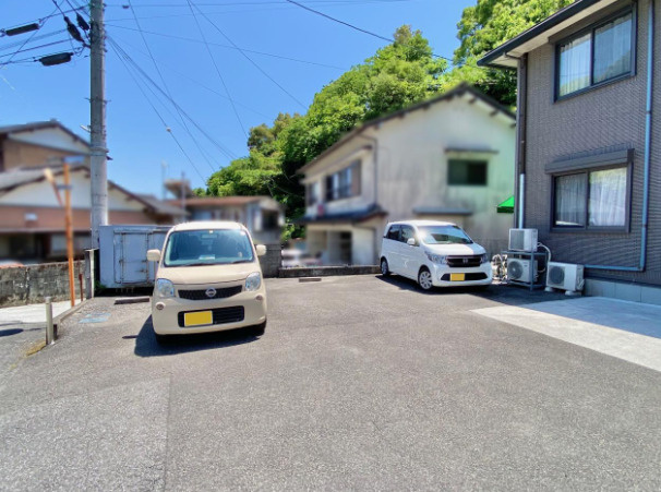 「二世帯におすすめ」高知市万々　中古一戸建ての駐車場|建物前にゆとりある駐車スペースを確保。お車のサイズに合わせた駐車位置を現地でご確認ください。
