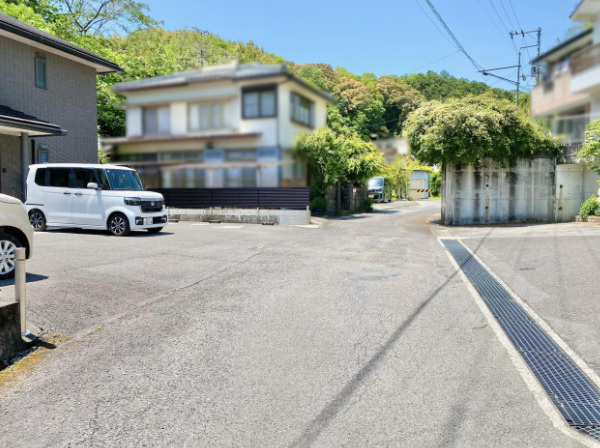 「二世帯におすすめ」高知市万々　中古一戸建ての前面道路含む現地写真|前面道路と敷地への出入口の様子。周辺の雰囲気やお車でのアクセスもご確認いただけます。