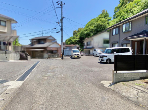 「二世帯におすすめ」高知市万々　中古一戸建ての前面道路含む現地写真|道路側から見た敷地と建物。駐車スペースへの進入経路や、車の出し入れを現地でご確認ください。