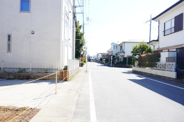 越谷市千間台西6丁目 新築分譲住宅の前面道路含む現地写真