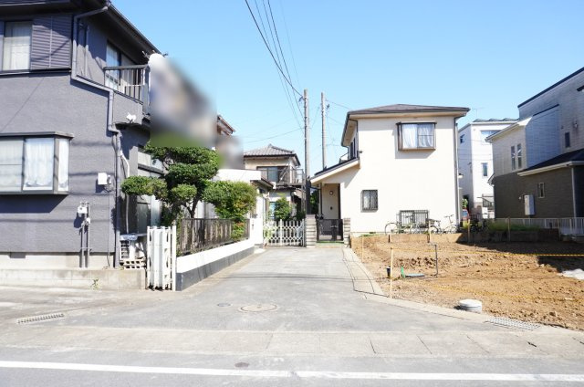 越谷市千間台西6丁目 新築分譲住宅の前面道路含む現地写真