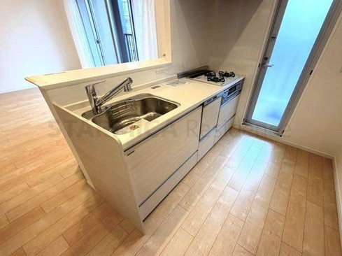 ソシエ北大阪壱期棟のキッチン|◆リビングと一体化し広々とした空間を演出する人気の対面式キッチンです！
◆カウンター付きで、お料理の配膳や盛り付けなどもスムーズ♪
◆勝手口があり、家事動線が良好です！