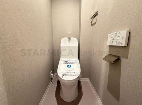 ソシエ北大阪壱期棟のトイレ|◆温水洗浄便座付きトイレです！操作がしやすい壁掛けリモコン！