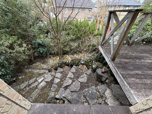 閑静な別荘地に建つコンパクトな平屋のその他|玄関までは階段です