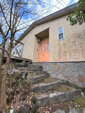 閑静な別荘地に建つコンパクトな平屋の外観|落ち着いた雰囲気の外観です
