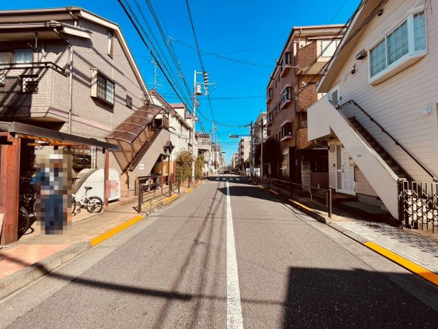 【前面道路含む現地写真】 | 練馬区中村２丁目　新築戸建て | すっきりと見通しが良い、開放的で平坦な前面道路