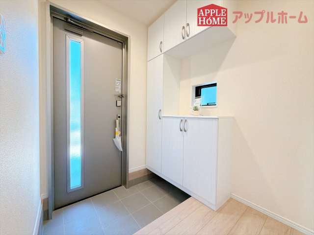 [新築住宅] 北本市東間 第6 全2棟の玄関|住まう人も来客も入った時にワクワクさせてくれるオシャレな玄関♪収納もたっぷりあるので、靴がたくさんあっても安心！