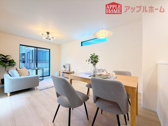 [新築住宅] 北本市東間 第6 全2棟の居間・リビング|窓から差し込む光で家族を温かく包み込みます。明るいリビングで子育てする喜びを☆いつでも見学可能です！