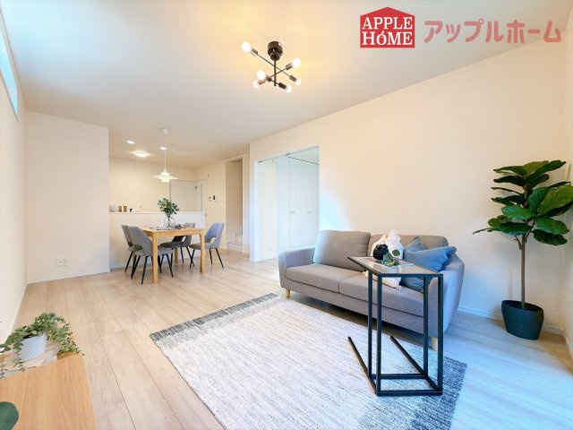 [新築住宅] 北本市東間 第6 全2棟の居間・リビング|広々リビング×対面キッチンで家族の会話も弾みます♪家族団らんの秘訣は間取りにあり☆夢のマイホームを一緒に叶えましょう！