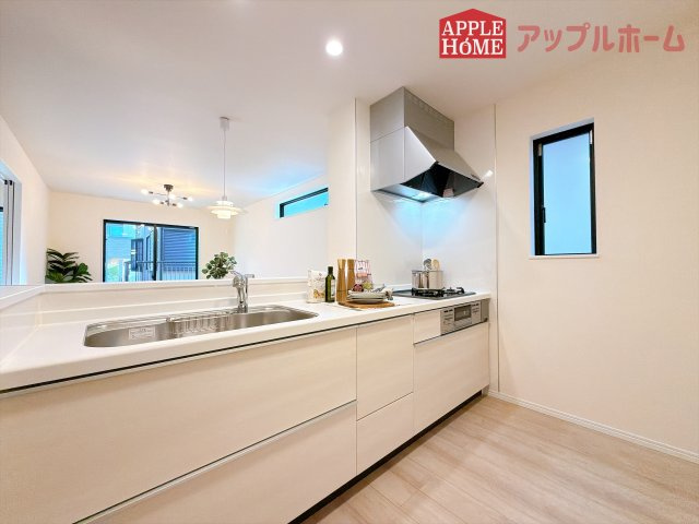 [新築住宅] 北本市東間 第6 全2棟のキッチン|見栄えもよくお手入れもスムーズに出来ます。豊富な収納力もございますので、キッチンスペースをスッキリとお使い頂けそうです。