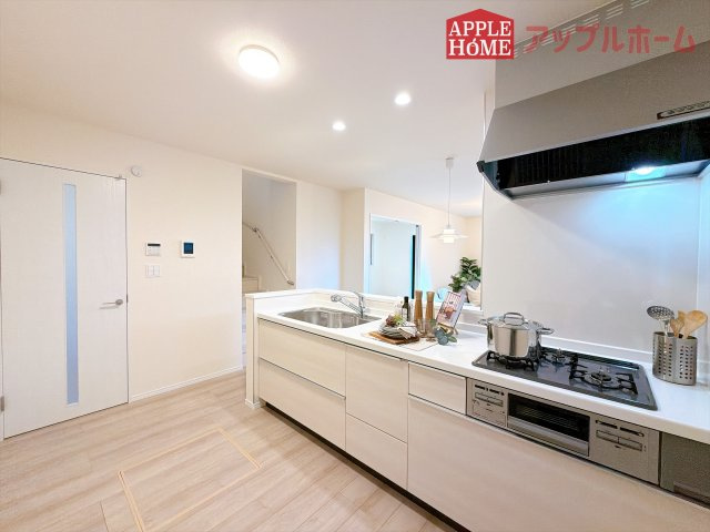 [新築住宅] 北本市東間 第6 全2棟のキッチン|対面式キッチンは、家族のコミュニケーションを育み、子育て家族にも好適なプラン！リビングで寛ぐご家族をいつも感じられます♪会話を楽しみながら家事ができ、小さいお子様がいても安心です！