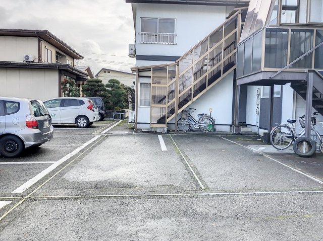 メゾン中里の駐車場