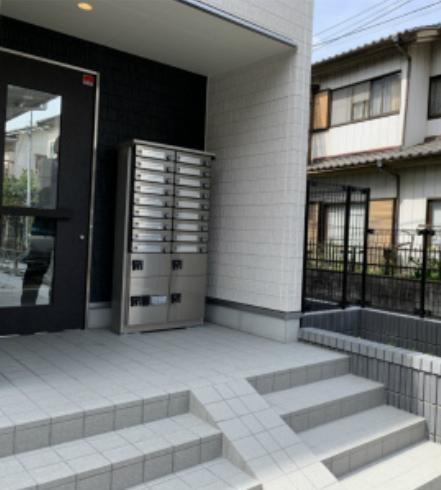 川口市飯塚２丁目の賃貸マンションのエントランス