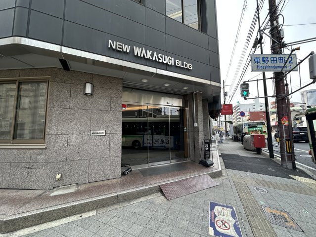 ニュー若杉ビルのエントランス