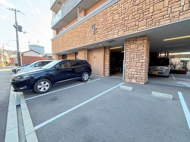 プレジオ十三の駐車場