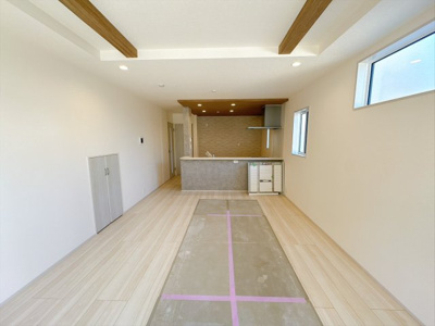 【居間・リビング】 | Blooming Garden久喜市西 | 一日の中で多くの時間を過すことになるリビングダイニングだからこそ、いつも穏やかな空間であることが必然。爽やかな通風と採光を存分に感じる事が出来る空間です。