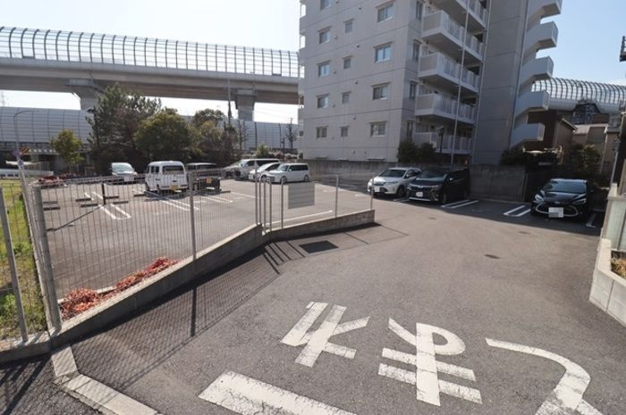 アゼリア松戸の駐車場