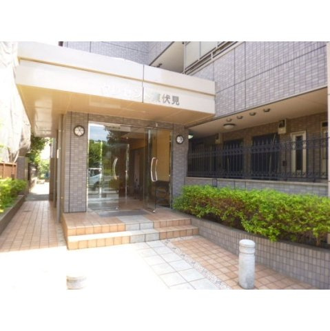 クレセント東伏見のエントランス