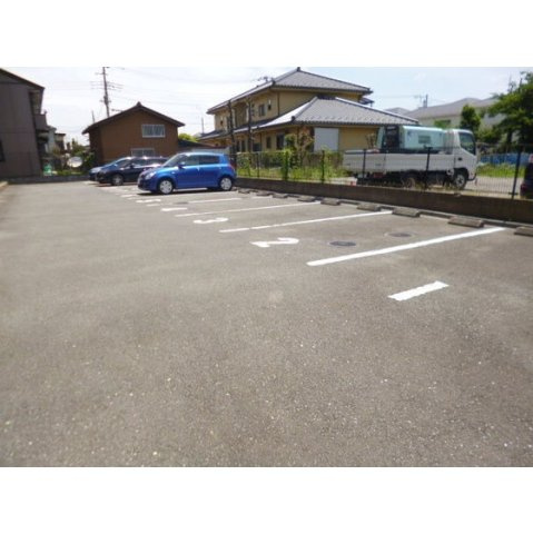 クレセント東伏見の駐車場