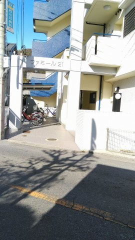 ファミール21のエントランス