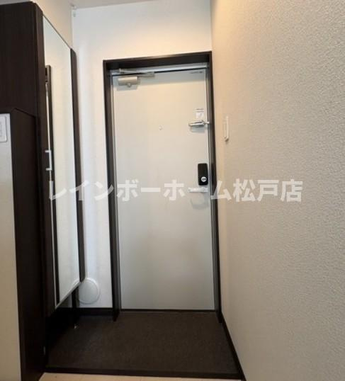 ソレイユAの玄関|収納もある玄関です