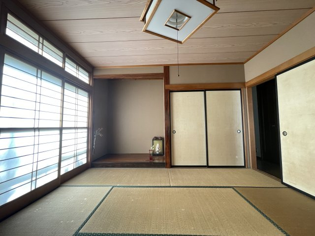 高崎市吉井町南陽台2丁目中古戸建ての和室|床の間もあり、お客様をお迎えする客間としても喜ばれそうです。